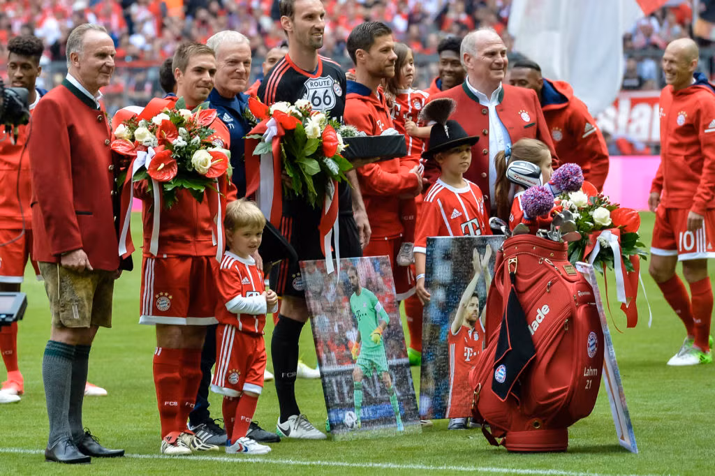 Bayern Munich ăn mừng chức vô địch Bundesliga thứ 5 liên tiếp: Tưng bừng hoa, bia và chia tay ảnh 5