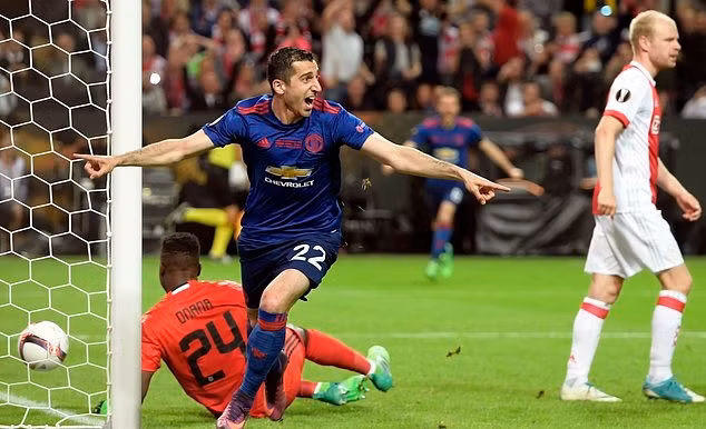 Đánh bại Ajax 2-0, MU lần đầu đăng quang Europa League ảnh 3