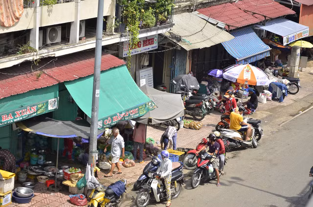 Chiến dịch lập lại trật tự 'chùng xuống', vỉa hè bị tái chiếm 'vô tội vạ' ảnh 1