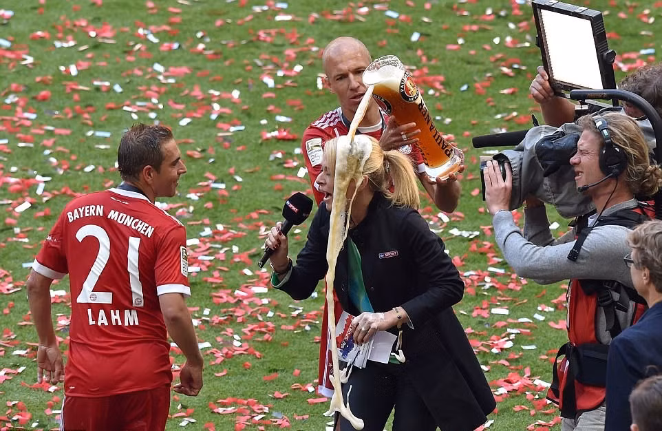 Bayern Munich ăn mừng chức vô địch Bundesliga thứ 5 liên tiếp: Tưng bừng hoa, bia và chia tay ảnh 9