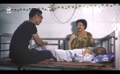 Xúc động tấm lòng của chàng trai đi thi hát để chữa bệnh tai biến cho cha ảnh 1