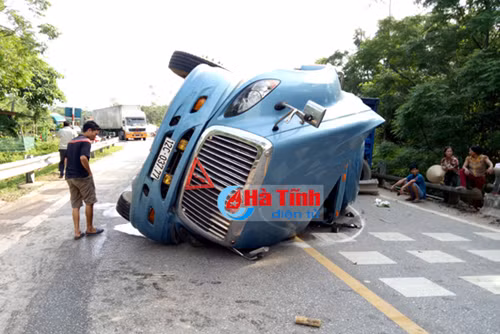 Hà Tĩnh: Xe container lật nghiêng, chắn ngang quốc lộ ảnh 1