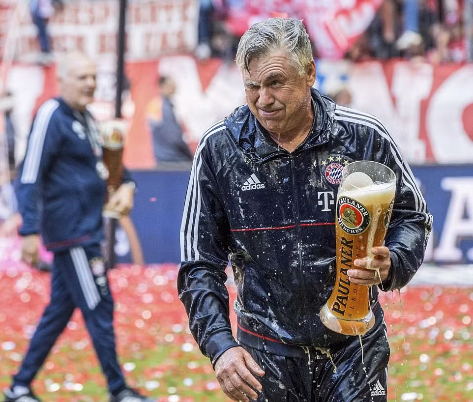 Bayern Munich ăn mừng chức vô địch Bundesliga thứ 5 liên tiếp: Tưng bừng hoa, bia và chia tay ảnh 10