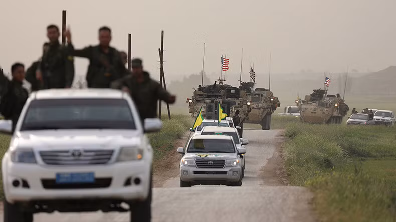 Vũ khí hạng nặng Mỹ tập kết ngoài Raqqa, chuẩn bị tấn công thủ phủ IS ảnh 1
