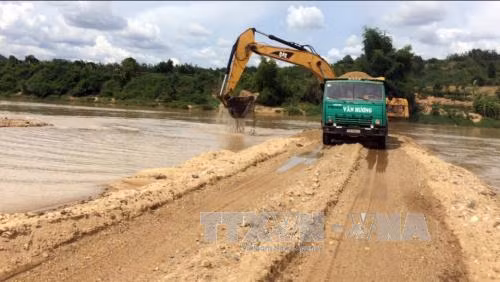 Kon Tum xử phạt, tước giấy phép doanh nghiệp ngăn sông khai thác cát ảnh 1