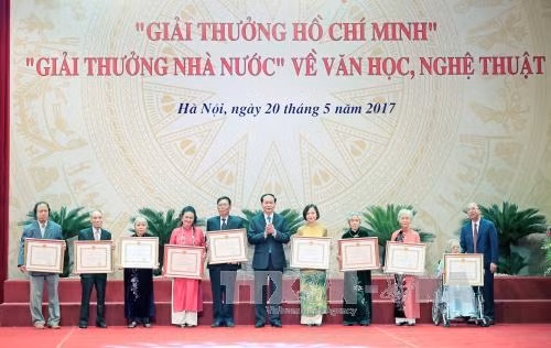 Chủ tịch nước: Tạo điều kiện để văn nghệ sĩ bám sát thực tiễn của đất nước ảnh 1