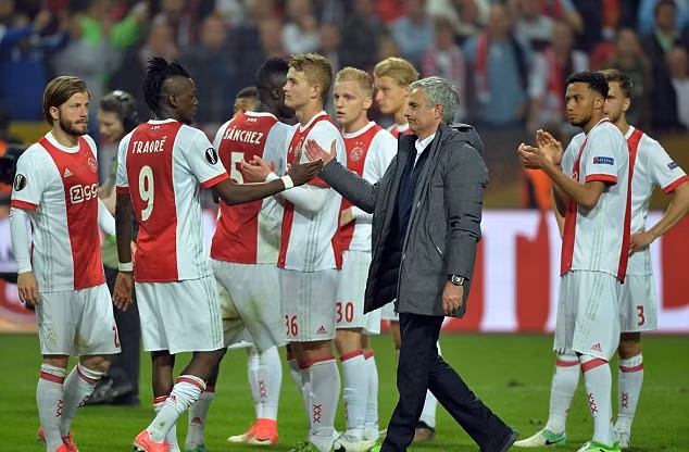 Đánh bại Ajax 2-0, MU lần đầu đăng quang Europa League ảnh 6
