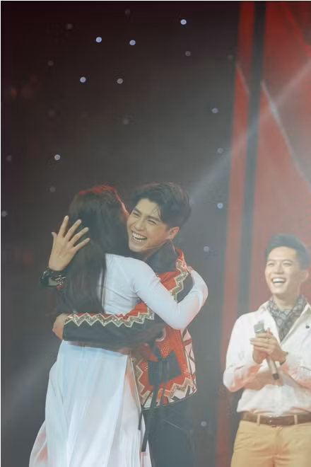 Chung kết 1 The Voice 2017: Ali Hoàng Dương khiến khán giả rơi nước mắt ảnh 18