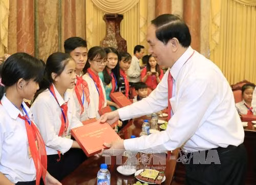 Chủ tịch nước Trần Đại Quang gặp mặt trẻ em có hoàn cảnh đặc biệt tiêu biểu toàn quốc ảnh 2
