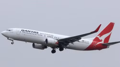 Máy bay Qantas chở hàng trăm người hỏng động cơ giữa trời ảnh 1