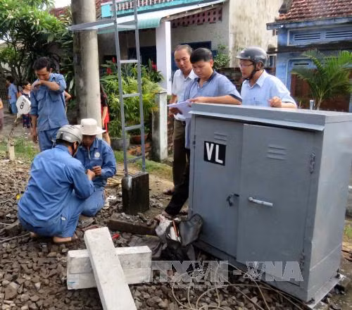 Phú Yên: Tàu hỏa đâm trực diện, đẩy xe 16 chỗ trượt 200m trên đường sắt ảnh 3