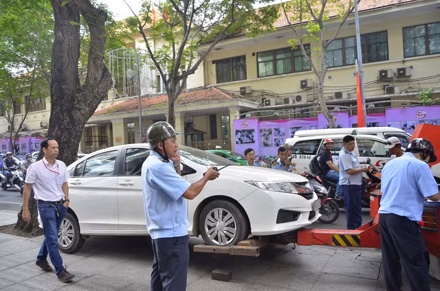 Chiến dịch lập lại trật tự 'chùng xuống', vỉa hè bị tái chiếm 'vô tội vạ' ảnh 10