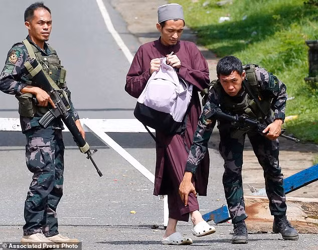 Phiến quân Hồi giáo tràn vào, hàng nghìn dân Philippines tháo chạy khỏi Marawi ảnh 6