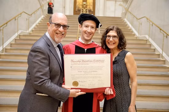Nhận bằng Harvard sau 12 năm bỏ học, ông chủ Facebook có bài phát biểu triệu 'like' ảnh 1