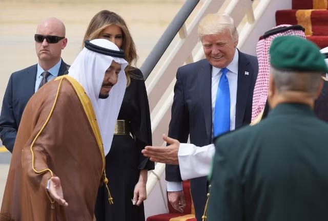 Những hình ảnh nồng ấm Quốc vương Saudi Arabia chào đón Tổng thống Donald Trump ảnh 2