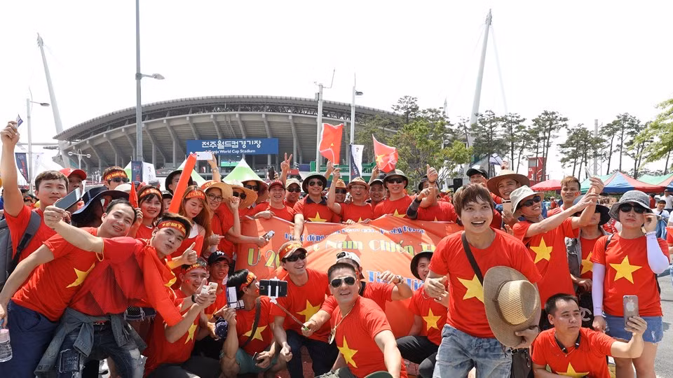 Tràn ngập sắc đỏ tiếp sức cho U20 Việt Nam ảnh 2