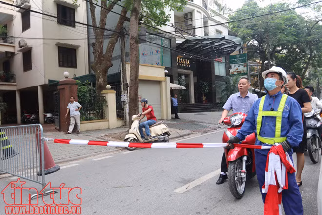 Hà Nội cắt tỉa cây xanh trước mùa mưa bão ảnh 10