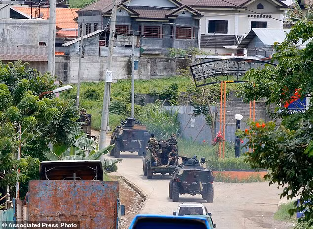 Phiến quân Hồi giáo tràn vào, hàng nghìn dân Philippines tháo chạy khỏi Marawi ảnh 8