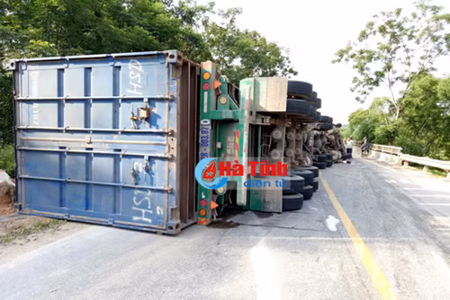 Hà Tĩnh: Xe container lật nghiêng, chắn ngang quốc lộ ảnh 2