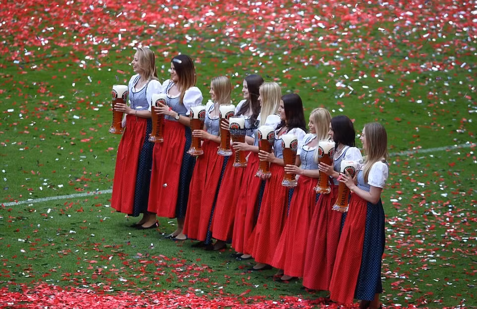 Bayern Munich ăn mừng chức vô địch Bundesliga thứ 5 liên tiếp: Tưng bừng hoa, bia và chia tay ảnh 7