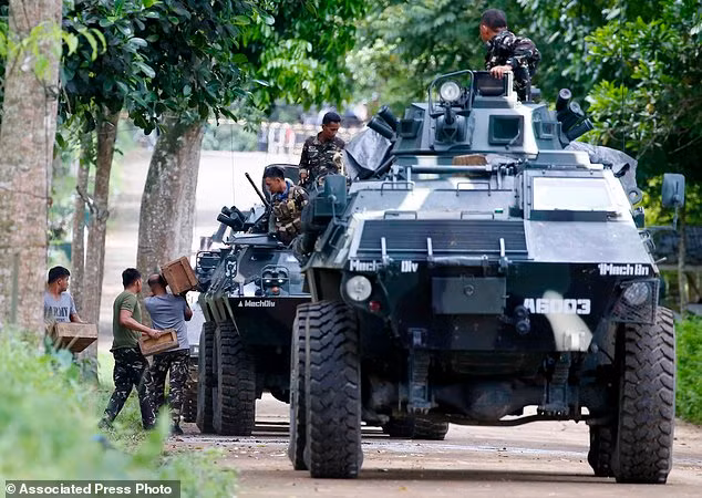 Phiến quân Hồi giáo tràn vào, hàng nghìn dân Philippines tháo chạy khỏi Marawi ảnh 9