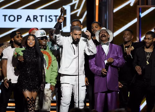 Drake đi vào lịch sử tại lễ trao giải Billboard 2017 khi ẵm tới 13 giải ảnh 1