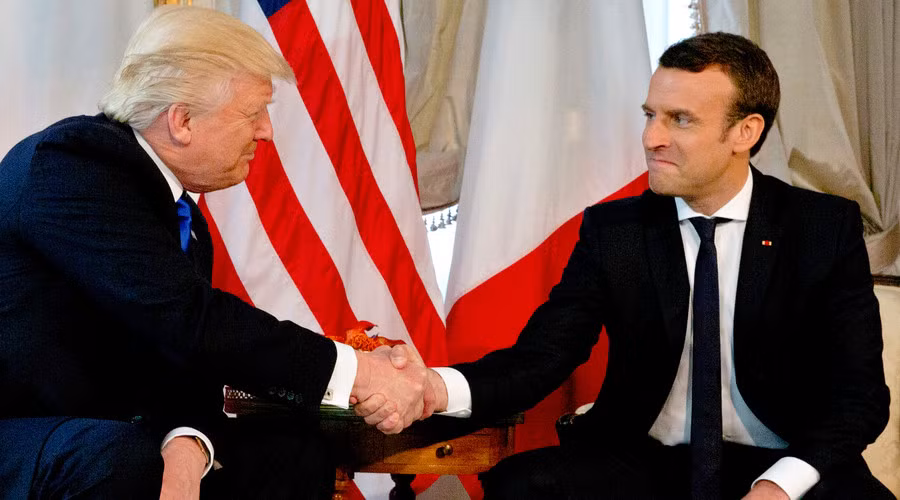 Màn bắt tay gây xôn xao giữa hai nhà lãnh đạo Trump - Macron ảnh 1