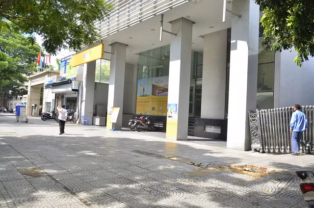Chiến dịch lập lại trật tự 'chùng xuống', vỉa hè bị tái chiếm 'vô tội vạ' ảnh 15