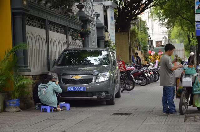 Chiến dịch lập lại trật tự 'chùng xuống', vỉa hè bị tái chiếm 'vô tội vạ' ảnh 8