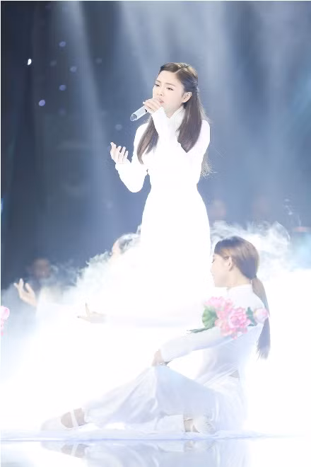 The Voice 2017: Hiền Mai hoá thân dịu dàng trong áo dài trắng tinh khiết ảnh 9