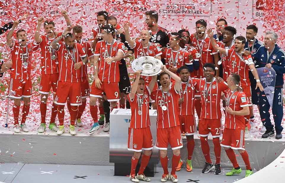 Bayern Munich ăn mừng chức vô địch Bundesliga thứ 5 liên tiếp: Tưng bừng hoa, bia và chia tay ảnh 1