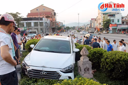 Xế hộp mất lái lao lên vỉa hè, nhiều người dân thót tim ảnh 1