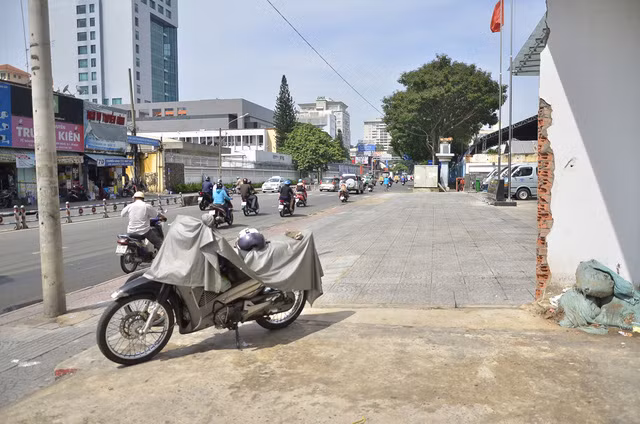 Chiến dịch lập lại trật tự 'chùng xuống', vỉa hè bị tái chiếm 'vô tội vạ' ảnh 13