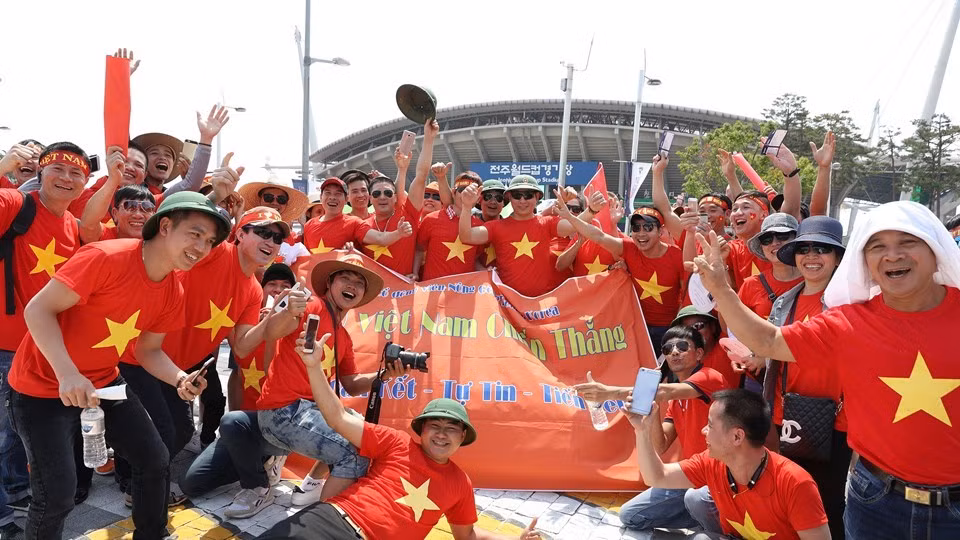 Tràn ngập sắc đỏ tiếp sức cho U20 Việt Nam ảnh 1