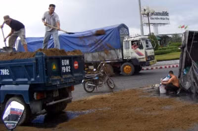 Xe gặp nạn, người dân lao vào hôi của_3