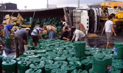 Xe gặp nạn, người dân lao vào hôi của_0