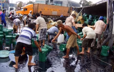 Xe gặp nạn, người dân lao vào hôi của_1