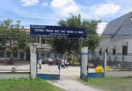 Bức xúc thầy tịch thu, cắt dép học trò ảnh 1