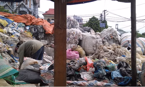 Làng của những “tỷ phú tái chế” ảnh 1