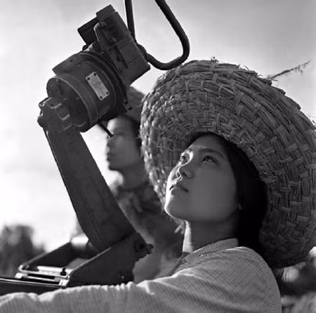 Có người con gái bên mâm pháo ảnh 1