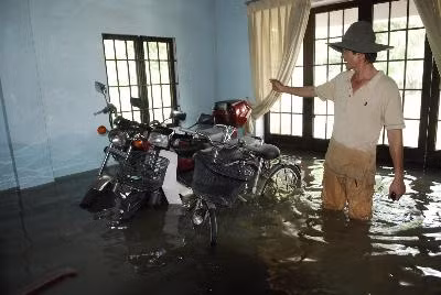 Vỡ đê bao ở TP HCM, hàng chục hộ dân chìm trong nước ảnh 10