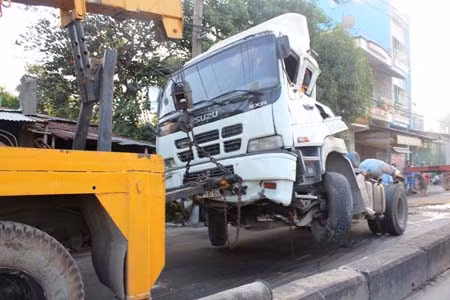 Xe đầu kéo ủi nát dải phân cách, container văng xuống đường ảnh 2