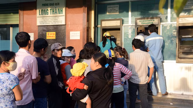 Phí 'đè' chủ thẻ ATM ảnh 1