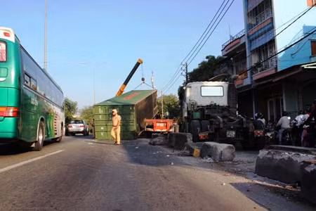 Xe đầu kéo ủi nát dải phân cách, container văng xuống đường ảnh 1