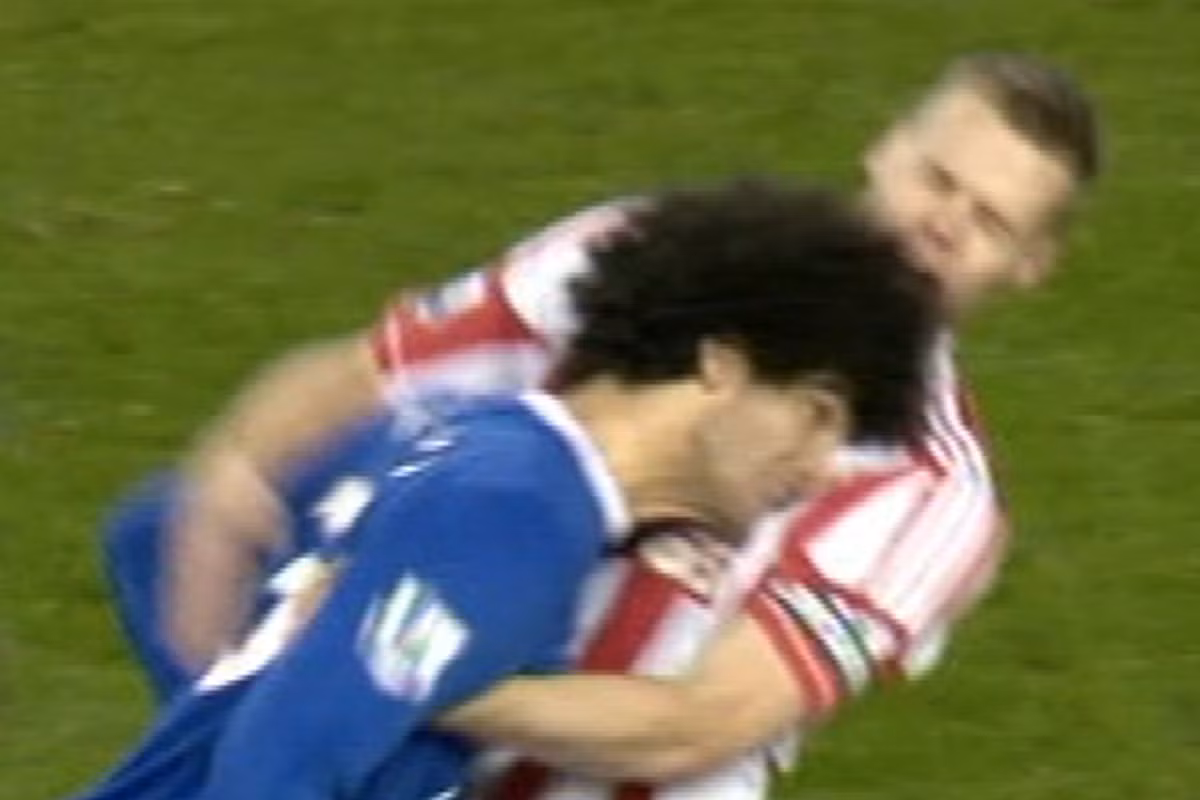 Fellaini tái hiện cú “thiết đầu công” của Zidane ảnh 1
