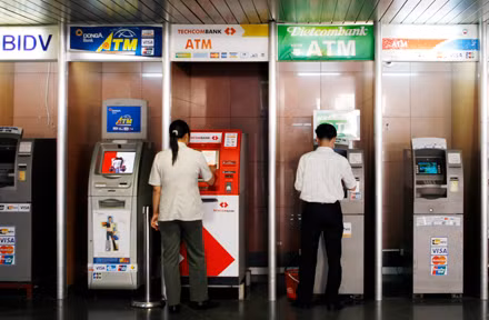 Điều chỉnh phí rút tiền mặt qua máy ATM ảnh 1