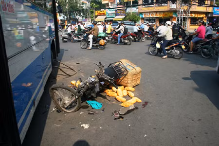 Chạy ngược vòng xoay, bị xe buýt kéo lê ảnh 1