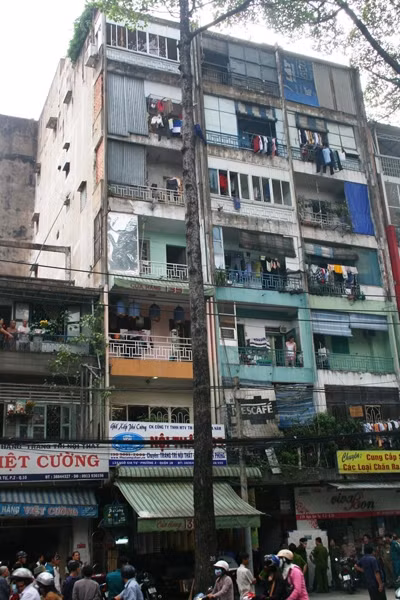 Chơi ngoài lan can, bé trai 5 tuổi rơi xuống đất tử vong ảnh 2