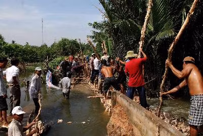 Vỡ đê bao ở TP HCM, hàng chục hộ dân chìm trong nước ảnh 5