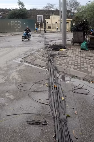 Dây điện đổ giăng kín đường Nguyên Hồng ảnh 2